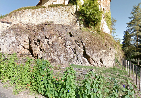 Figure 3 : Vue générale du sommet du tuf de Sourzac sur lequel est bâtie l'église