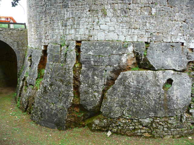 Figure 2 : Fractures karstifiées dans le Coniacien sous les murs du château-fort de Bonaguil (Platel JP., 2013)