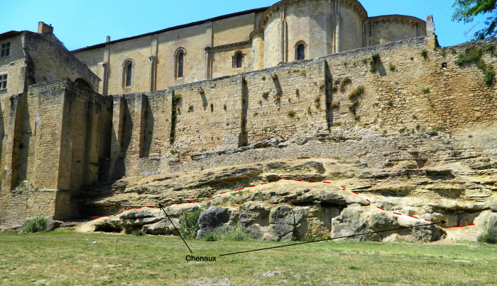 Figure 1 : Remparts de Saint-Macaire sur le calcaire à Astéries (© Galey A., BRGM, 2012)