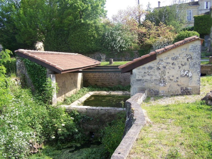 Figure 1 : Lavoir près du Château de Portets (©photo Henry Salomé)