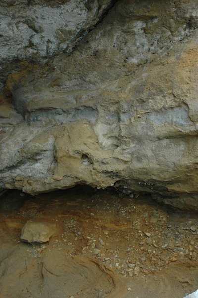 Figure 3 : Affleurement de sable et galets plio-quaternaires en remplissage de cavité karstique, Pointe Saint-Martin - Biarritz