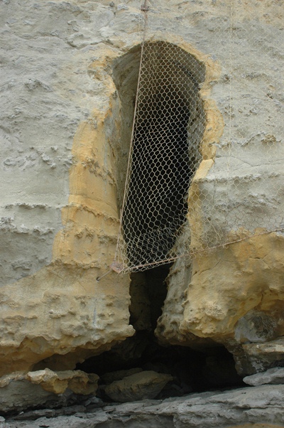 Figure 4 : Grotte ouverte dans les calcaires gréseux, sur la plage Miramar - Biarritz