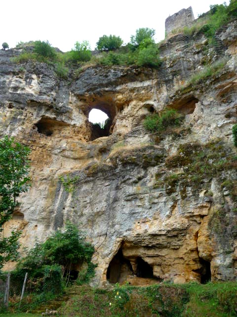 Figure 1 : Massif calcaire très karstifié du Coniacien moyen sous l'ancien château de Cuzorn (Platel JP., 2013)
