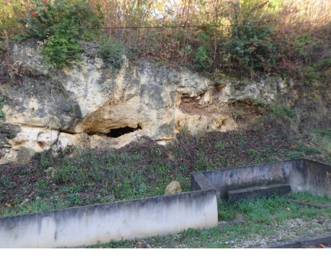 Figure 5 : Cavité karstique, visible dans le calcaire à Astéries (© Bourbon P., 2017)