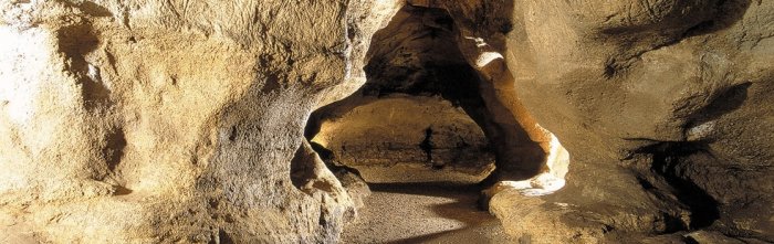 Figure 4 : Grotte de Pair-non-Pair. Photo vers l'intérieur à partir de l'entrée