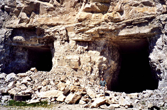 Figure 1 : Entrée des anciennes carrières souterraines de La Passée, ayant expoité les marno-calcaires du Kimméridgien supérieur pour la fabrication de ciment naturel (Platel JP., 2013)