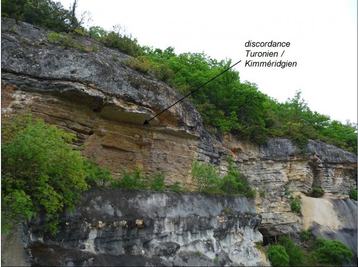 Figure 1 : Discordance du Turonien inférieur sur les marno-calcaires du Kimméridgien supérieur à la sortie orientale de Fumel sur la route D911 (Platel JP., 2013)
