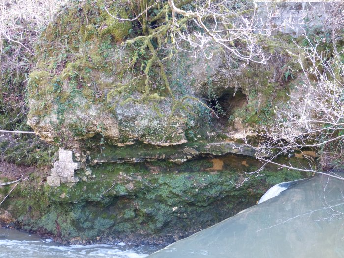 Figure 1 : Petite falaise de calcaire gréseux de l'Oligocène, sous le Moulin du Batan (Platel JP., 2014)