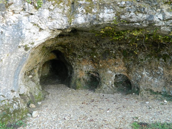 Figure 1 : Grotte karstique - Valeuil