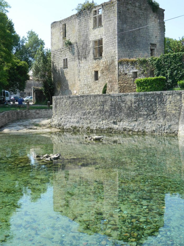 Source devant le château de Podensac (© BRGM)
